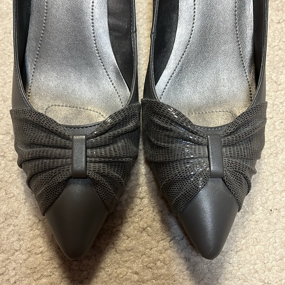 Dark grey kitten heel shoes - Picture 4 of 4